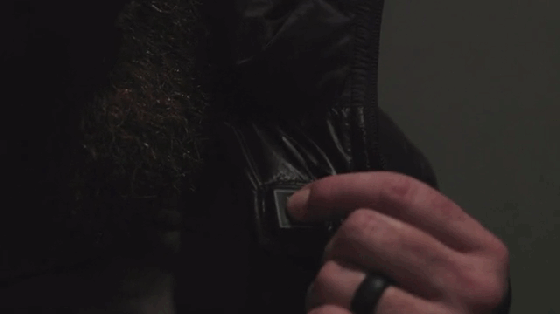 這羽絨服能發(fā)熱還能給手機(jī)充電 冬天不再凍成狗