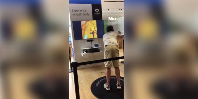 在虛擬世界中掉下懸崖，這名VR玩家真的摔倒了