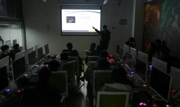 探秘國內(nèi)首家電競學院：學生大多都是富二代，父母寵愛