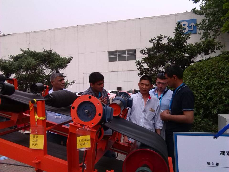 由電動(dòng)<a href=http://m.rybart.cn target=_blank class=infotextkey>托輥</a>實(shí)現(xiàn)的多動(dòng)力驅(qū)動(dòng)<a href=http://m.rybart.cn target=_blank class=infotextkey>帶式輸送機(jī)</a>實(shí)驗(yàn)演示圖片