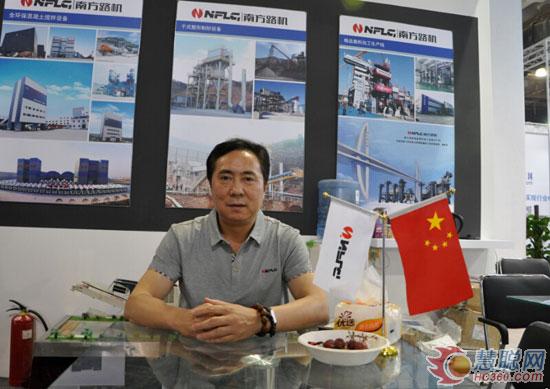 南方路機市場總監(jiān)周煒先生（右一）接受工程機械網(wǎng)記者專訪  