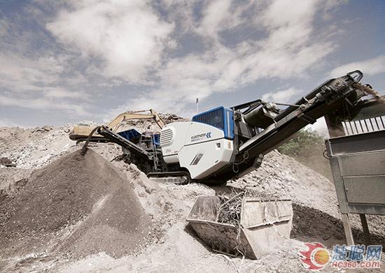 mc110z_grathwohl 新款MC 110 Z EVO破碎設(shè)備在德國的一個工地再生混合建筑垃圾。這類原料中通常含有大量的細(xì)料，因此有效的預(yù)篩分非常關(guān)鍵。