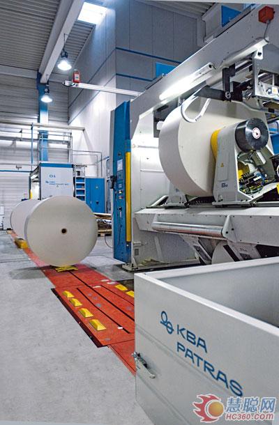 KBA Patras中的自動化料卷裝載和空卷芯的排出裝置