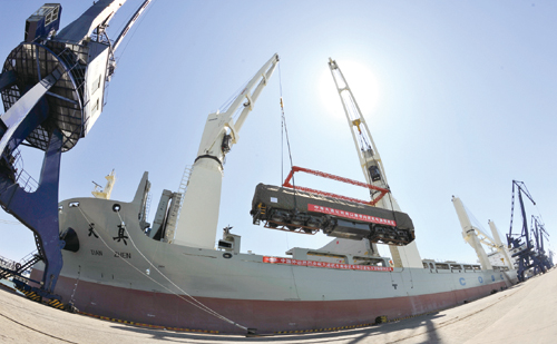 國(guó)內(nèi)出口最大訂單內(nèi)燃機(jī)車裝船啟運(yùn)