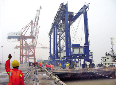 溫州港七里港區(qū)新添兩臺環(huán)保節(jié)能龍門吊