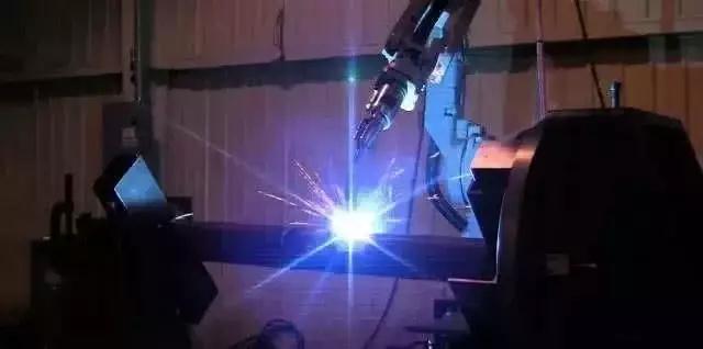 如何將工業(yè)機(jī)器人與數(shù)控機(jī)床融合應(yīng)用？